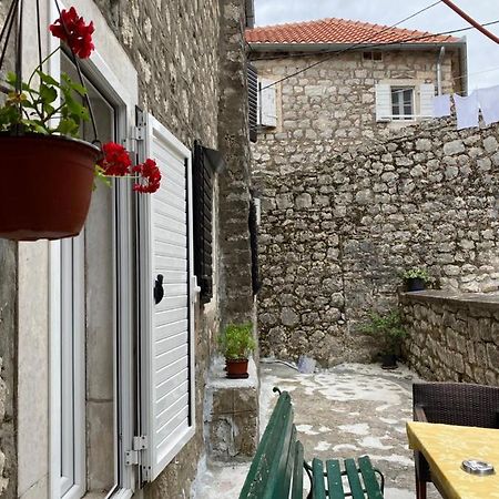 Apartment Njegos Perast Bagian luar foto