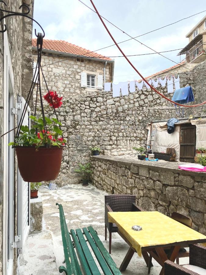 Apartment Njegos Perast Bagian luar foto
