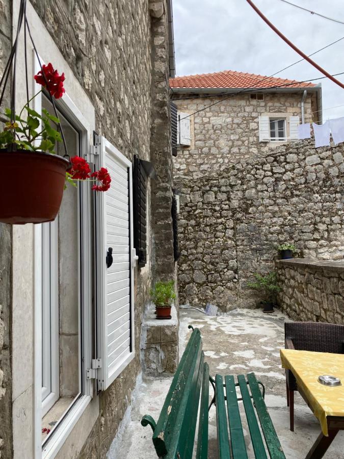 Apartment Njegos Perast Bagian luar foto