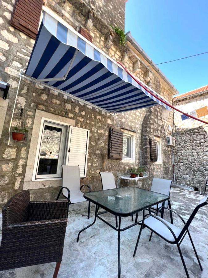 Apartment Njegos Perast Bagian luar foto