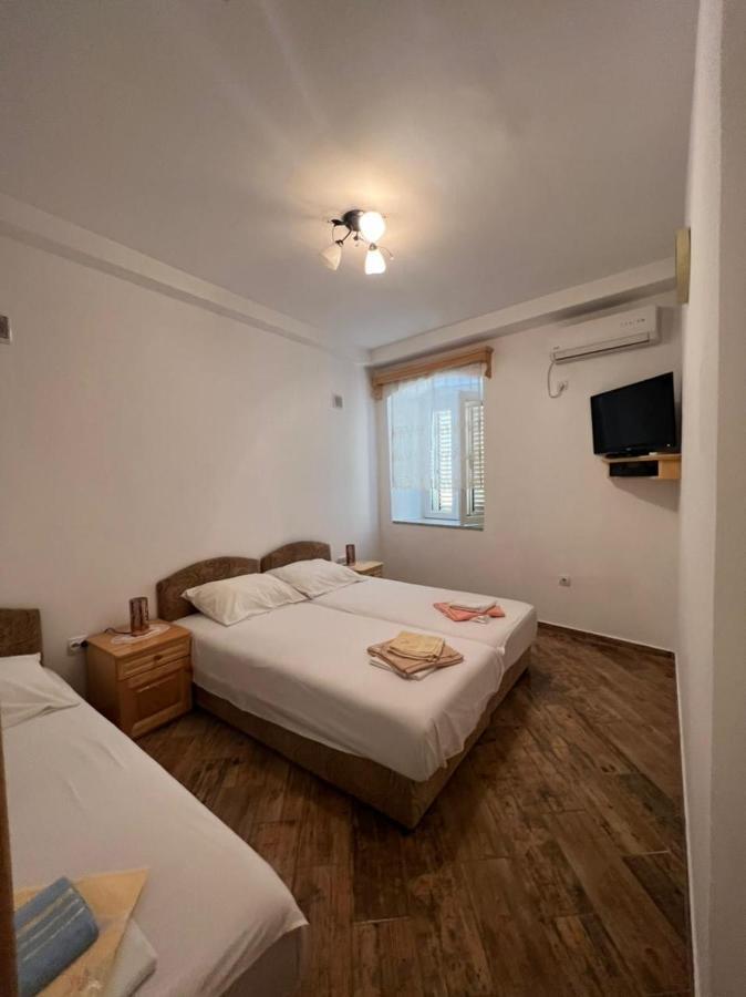 Apartment Njegos Perast Bagian luar foto